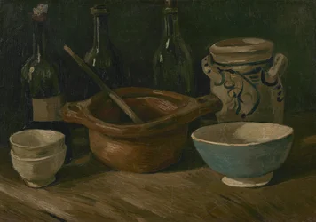 Stillleben mit Irdenware und Flaschen